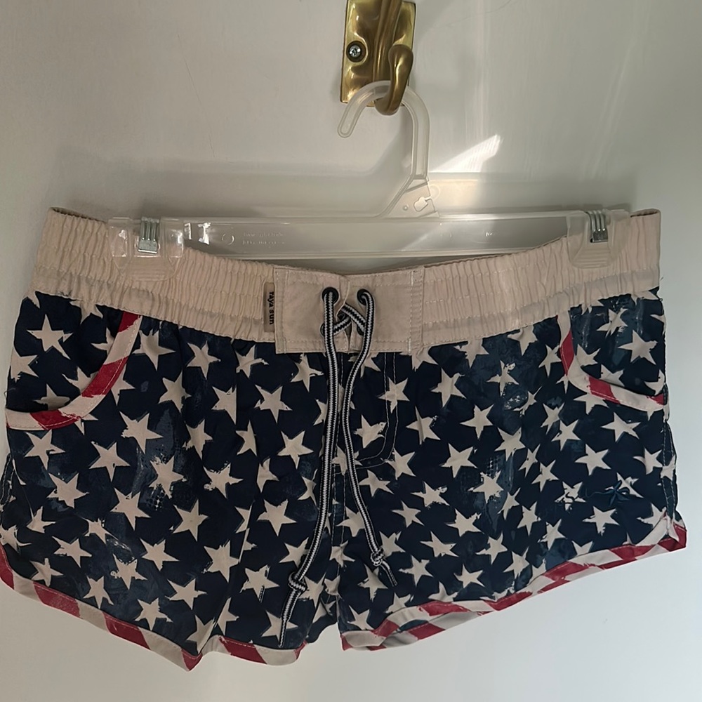 The brand is raya sun, the size is a medium in women’s